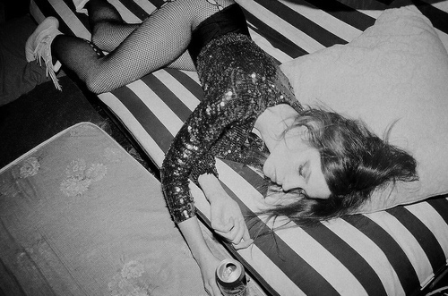 drink-drunk-girl-glitter-sleep-stripe-Favim.com-55636