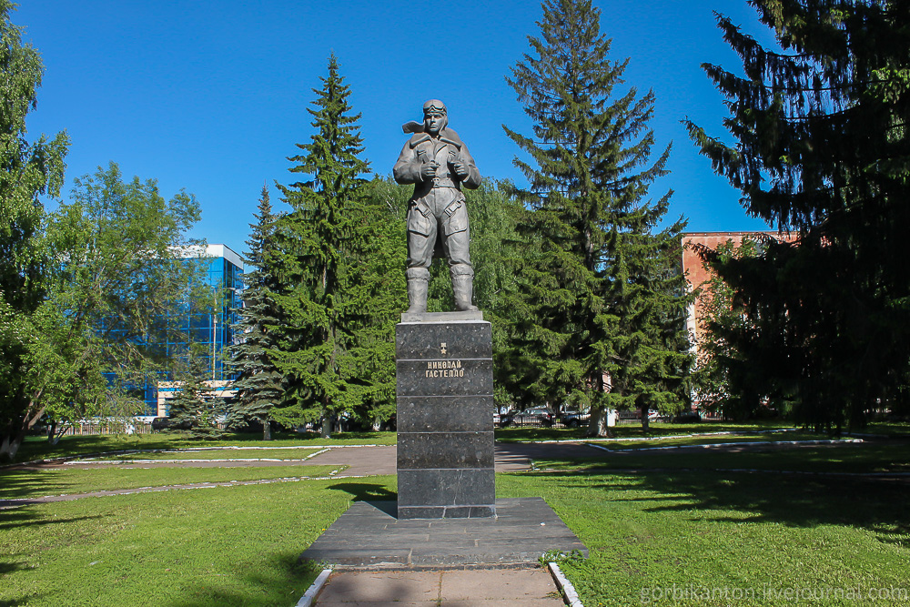 3.19. Памятник Николаю Гастелло. Он погиб 26 июня, в первую неделю войны - направил свой подбитый самолёт на позиции противника.